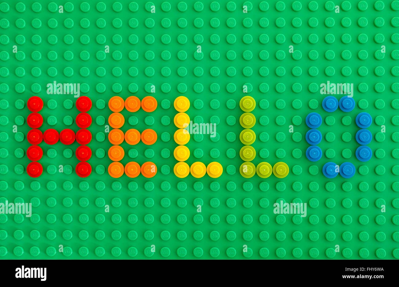 Tambov, Federazione Russa - 24 gennaio 2016 parola Hello compitare dal round di LEGO Bricks 1x1 sulla piastra di base verde. Studio shot. Foto Stock