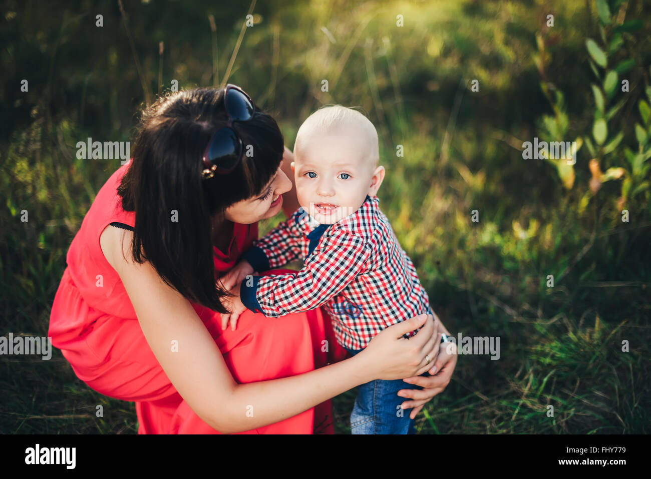 Madre con il suo bambino figlio in autunno park Foto Stock