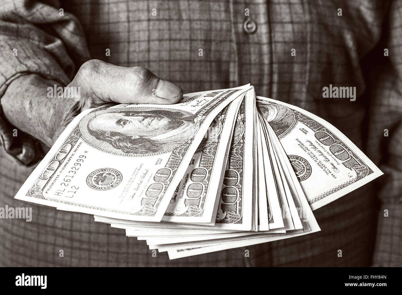 Dollari Americani in mano agli anziani. Messa a fuoco selettiva. Foto Stock