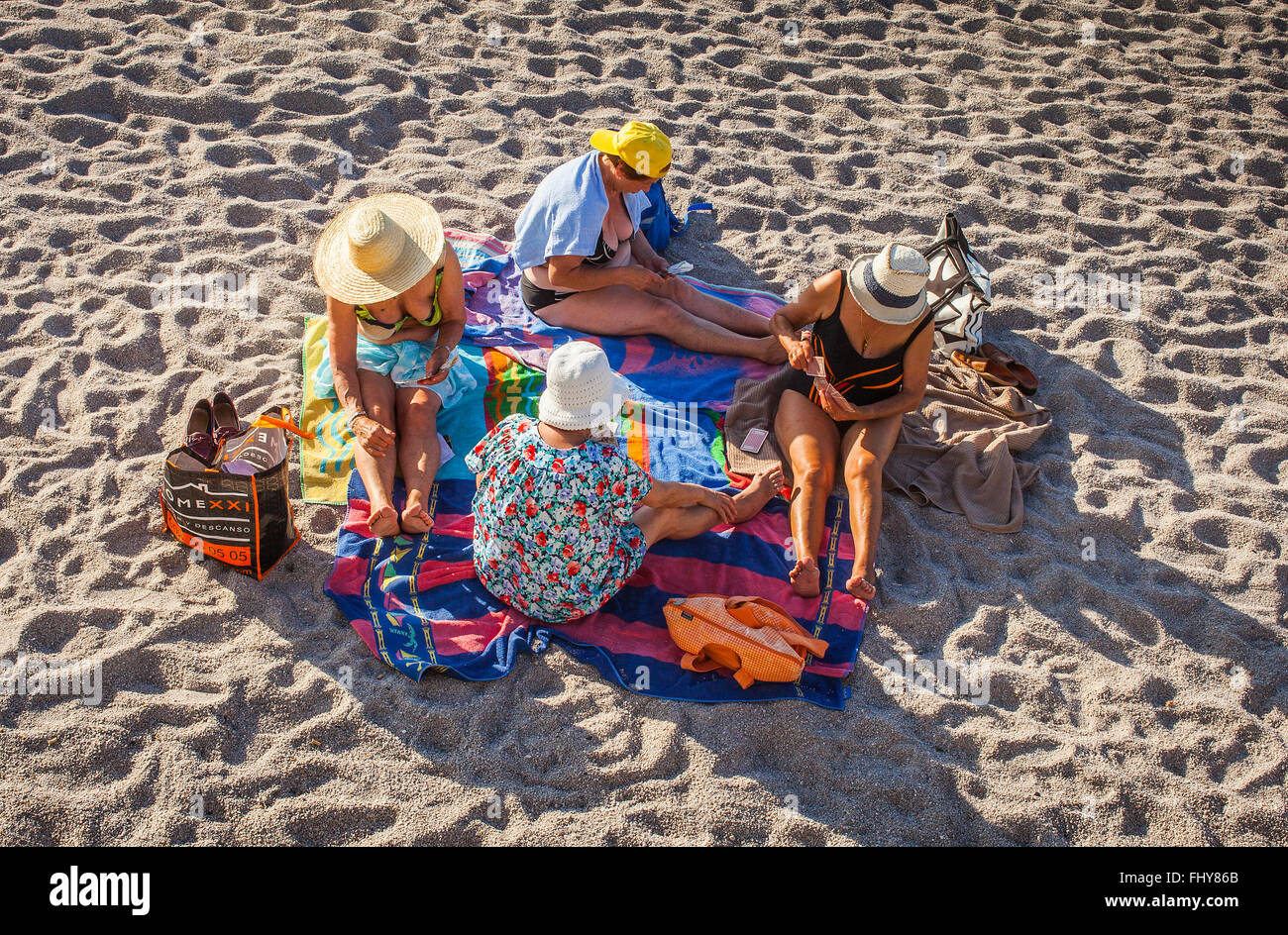 Gli amici a giocare a carte, Spiaggia di Riazor, città di La Coruña, Galizia, Spagna Foto Stock