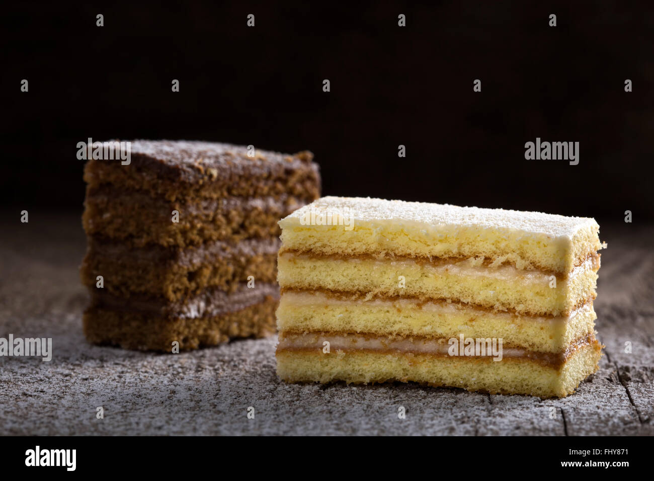Vari pezzi di torta di cioccolato e vaniglia il riempimento Foto Stock