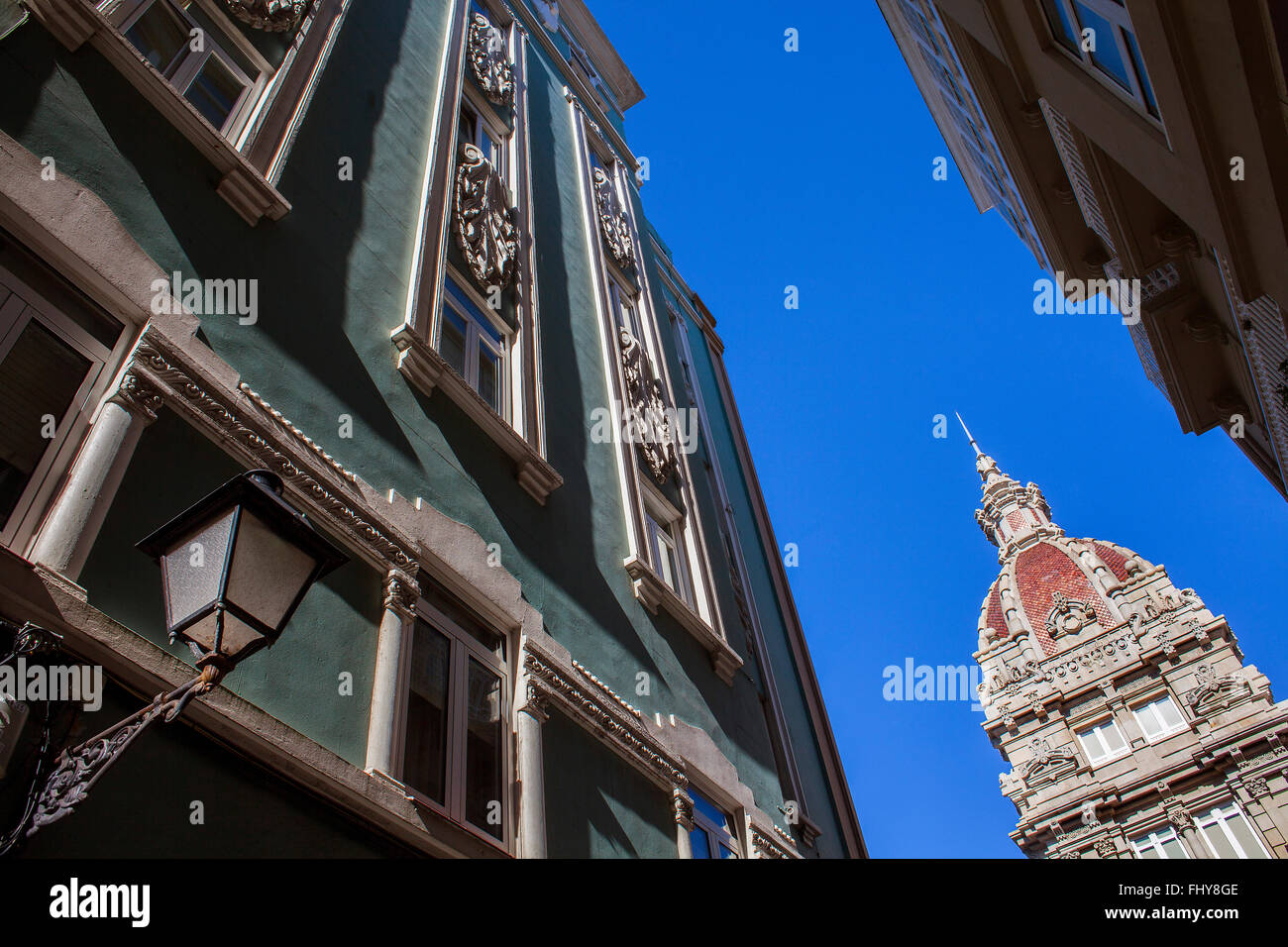 Cupola del municipio e il livello di dettaglio degli edifici da calle Gregorio Rocamonde,la città vecchia, la città di La Coruña, Galizia, Spagna Foto Stock