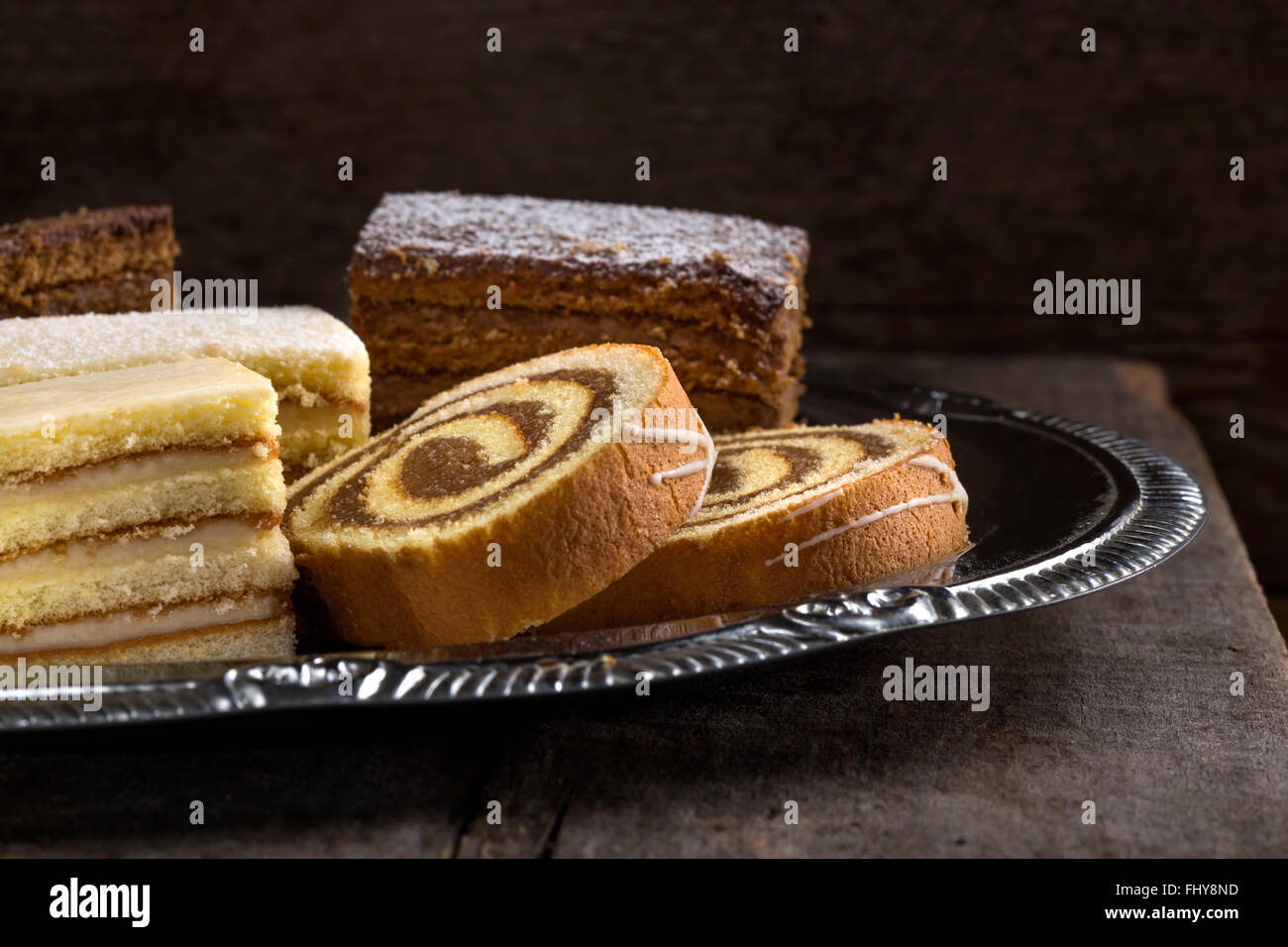 Vari pezzi di torta di cioccolato e vaniglia il riempimento Foto Stock
