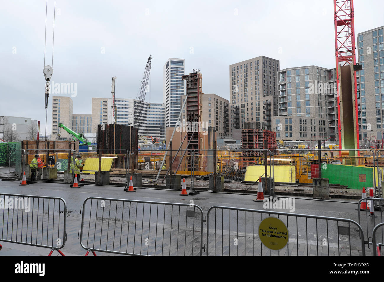 Alto edificio torre residenziale blocchi & gru sul skyline vicino alla costruzione di abitazioni sul sito Handyside Street in Kings Cross Londra di sviluppo N1C UK Foto Stock