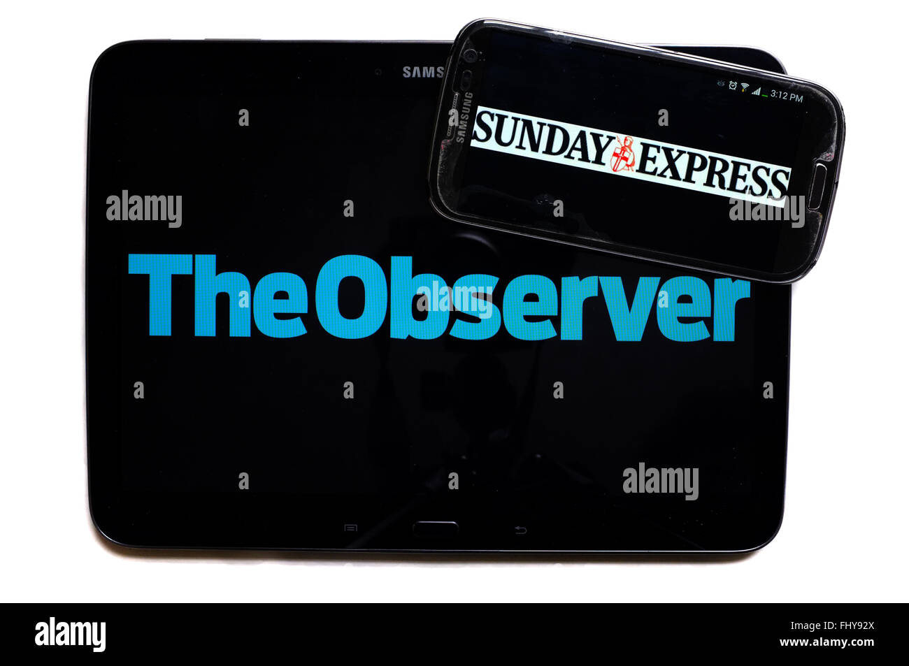 Il logo dell'osservatore e il Sunday Express quotidiani visualizzati sugli schermi di un tablet e uno smartphone. Foto Stock