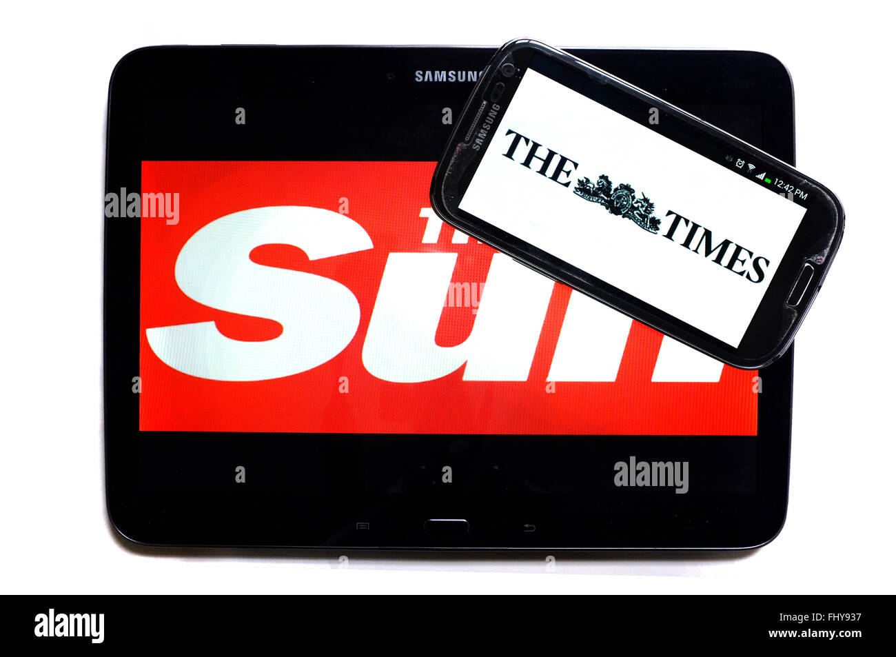 Il logo di Sun e i tempi quotidiani visualizzati sugli schermi di un tablet e uno smartphone. Foto Stock