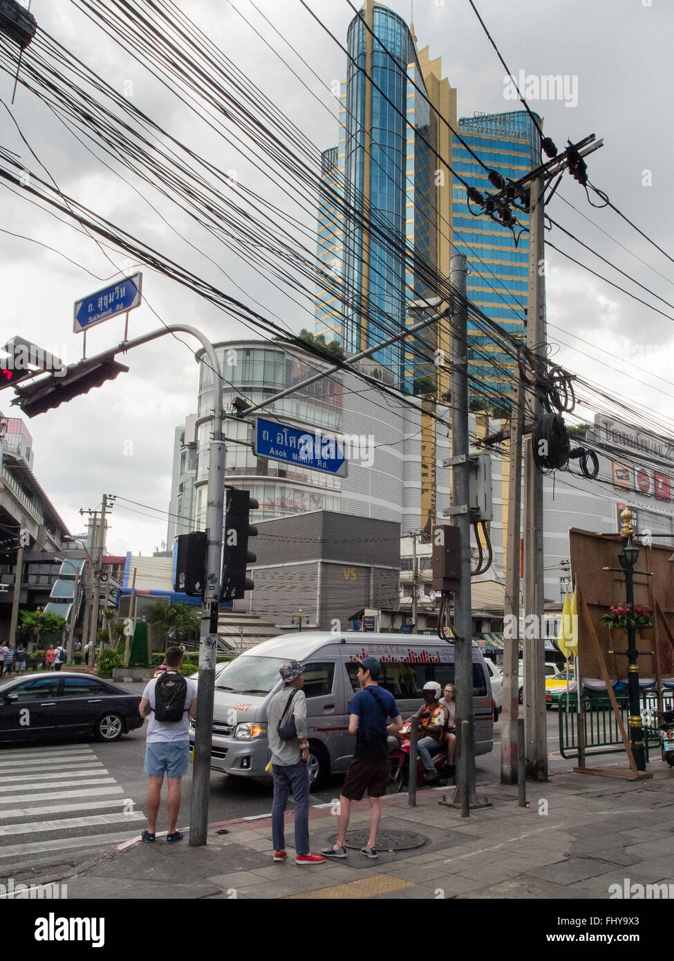 Pedoni che attraversano di Asoke presso la Strada di Sukhumvit Bangkok in Thailandia Foto Stock