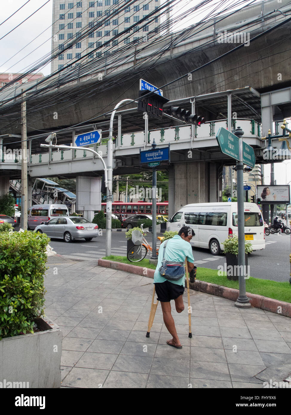 Beggar in Asoke Sukhumvit Road di Bangkok in Thailandia Foto Stock
