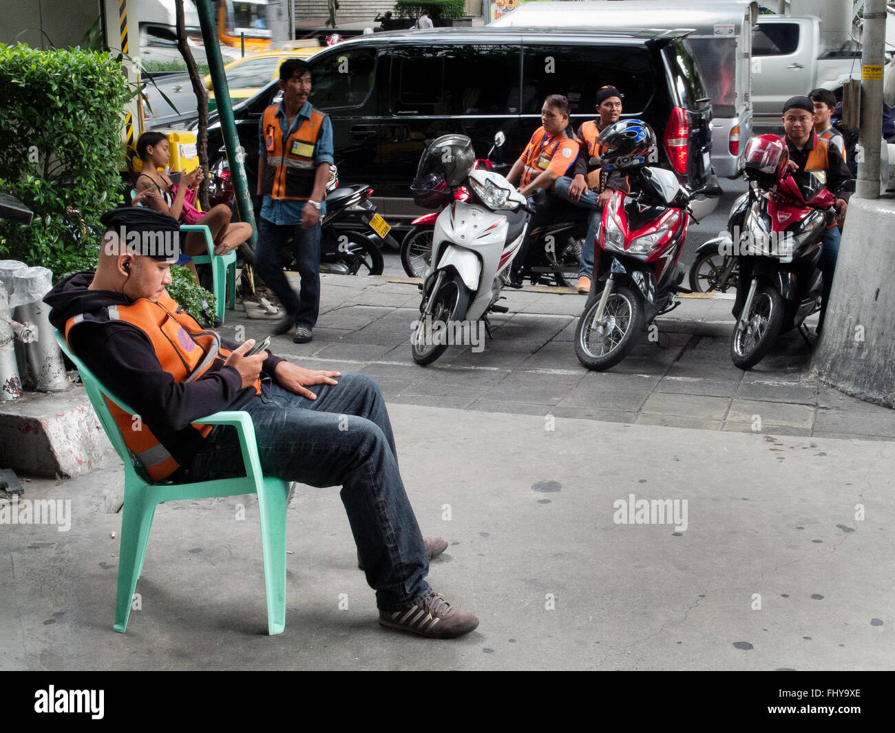 Moto taxi driver in attesa per i clienti sulla strada di sukhumvit Road, Bangkok in Thailandia Foto Stock