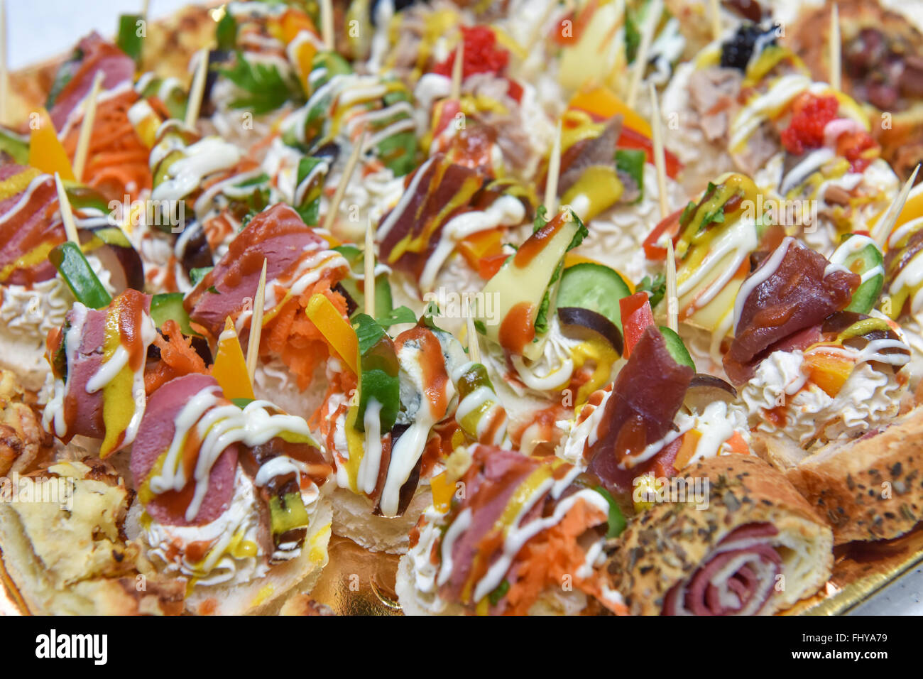 Selezione di lussuoso petit quattro snack stuzzichini sul vassoio Foto Stock
