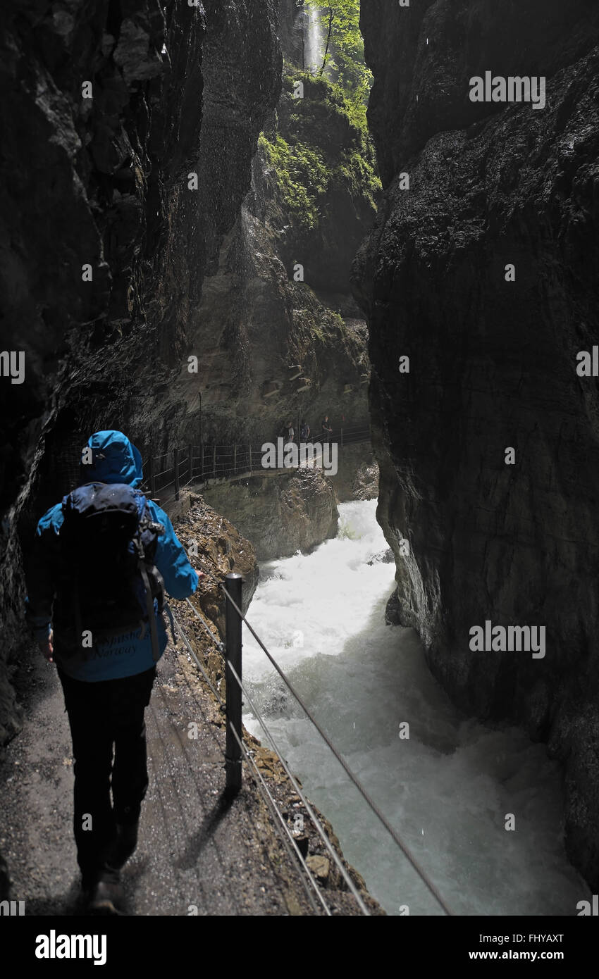 Torrente impetuoso di Partnachklamm, appena a sud di Garmisch-Partenkirchen, Baviera, Germania. Foto Stock