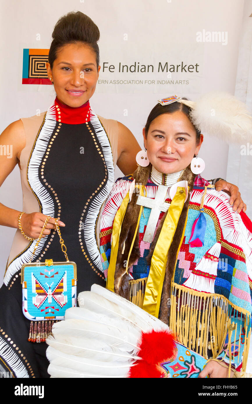 Santa Fe Mercato Indiano Fashion show Native American New Mexico tradizionale, 'SWAIA' Associazione sudoccidentale per arte indiana Foto Stock