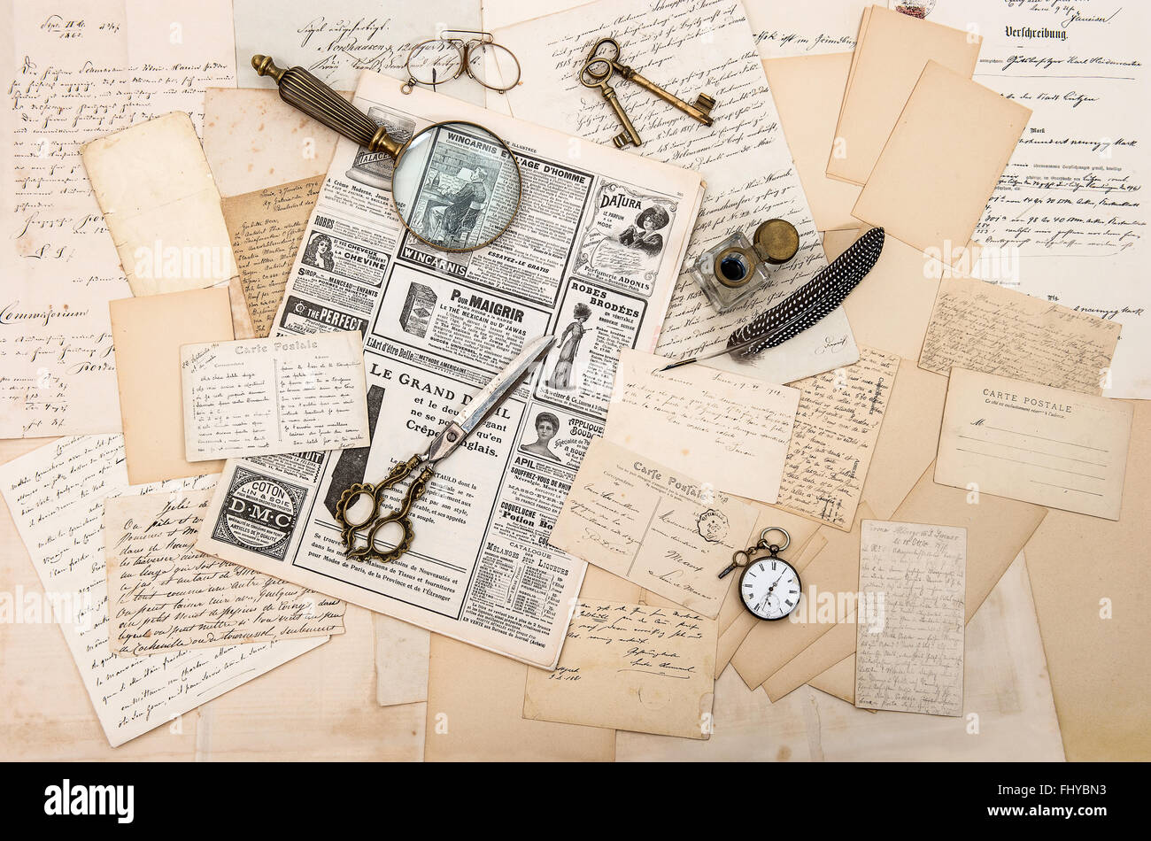 Vintage strumenti di office, vecchio lettere, giornali e cartoline Foto Stock