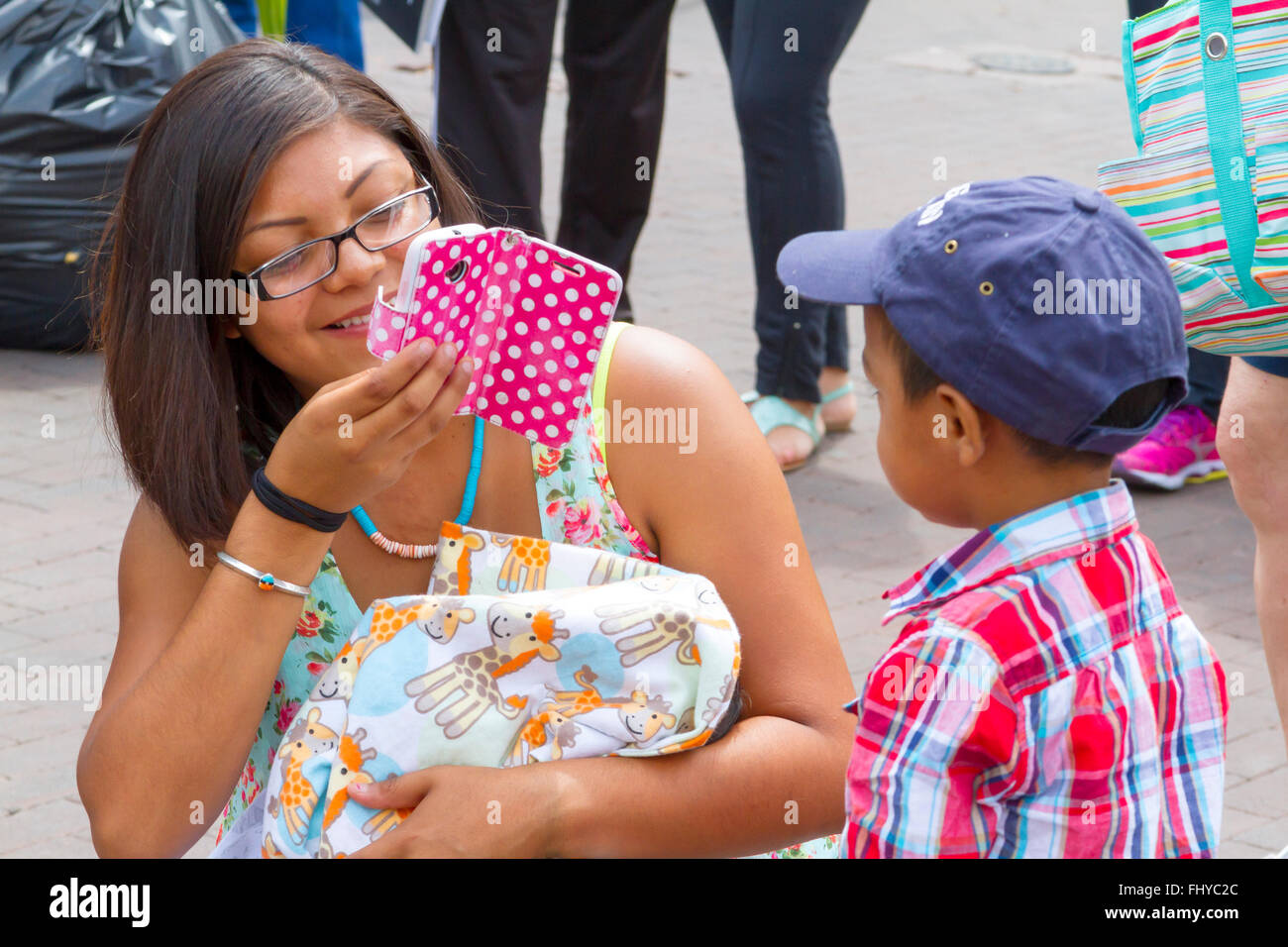 Santa Fe Mercato Indiano madre fotografare giovane con smart phone Foto Stock