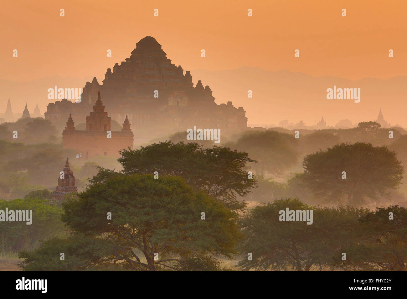 Dhammayangyi Pagaoda e templi e pagode al tramonto sulla pianura centrale di Bagan, Myanmar (Birmania) Foto Stock