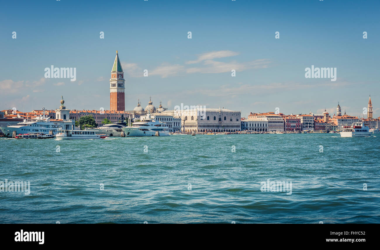 Paesaggio veneziano. Una vista da un autobus d'acqua. Foto Stock