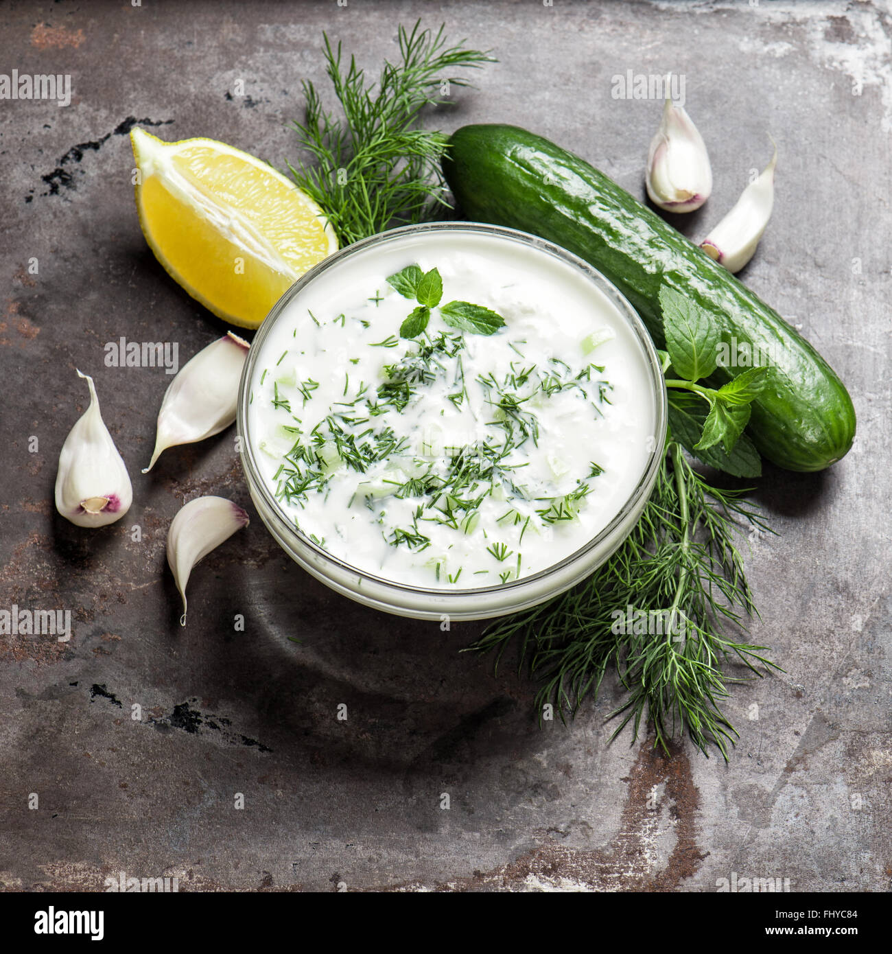 Tzatziki fresco salsa di yogurt. Erbe e verdure. Sfondo di cibo Foto Stock