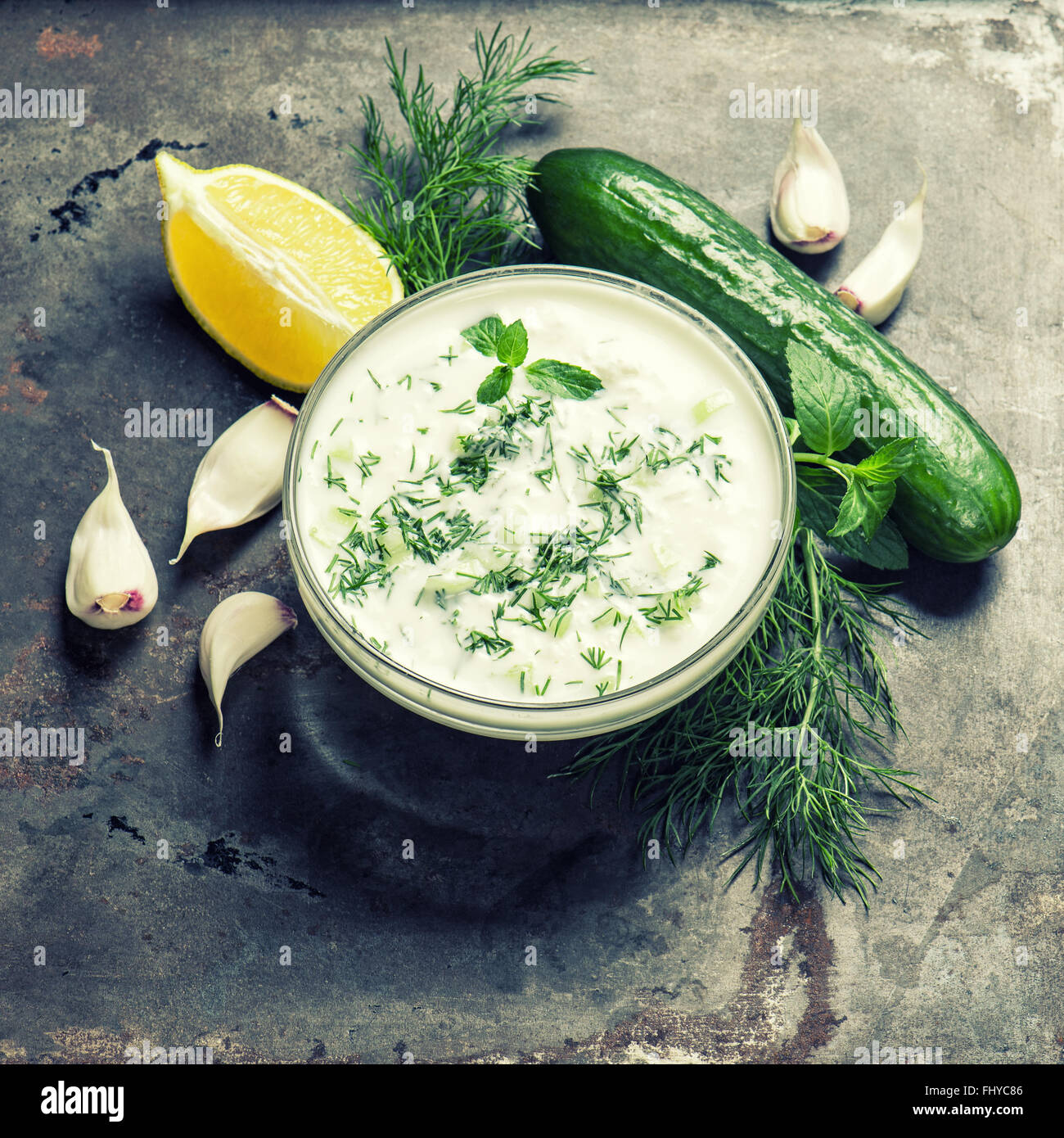 Tzatziki fresco salsa di yogurt. Erbe e verdure. In stile vintage tonica foto Foto Stock