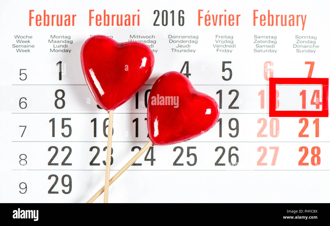 Calendario con contrassegno rosso il 14 febbraio. Decorazione cuore rosso. Il giorno di San Valentino Foto Stock