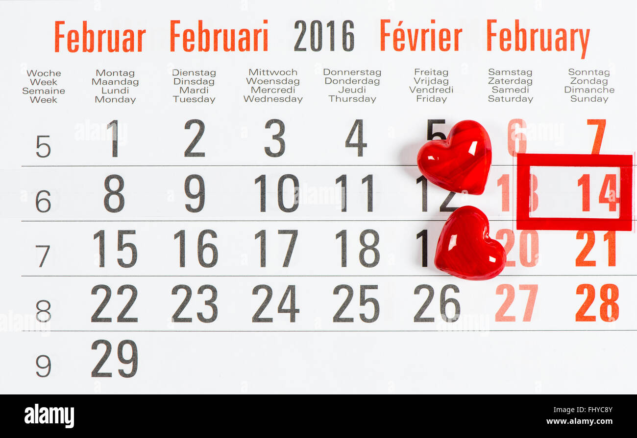 Calendario con contrassegno rosso il 14 febbraio. Cuori rossi. Il giorno di San Valentino concetto Foto Stock