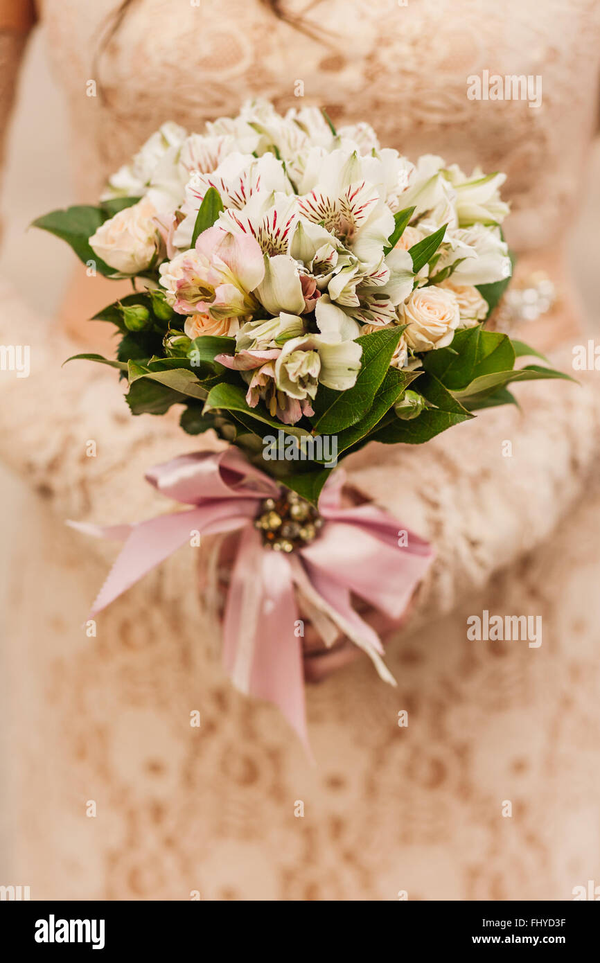 Rose bianche bouquet della sposa Foto Stock