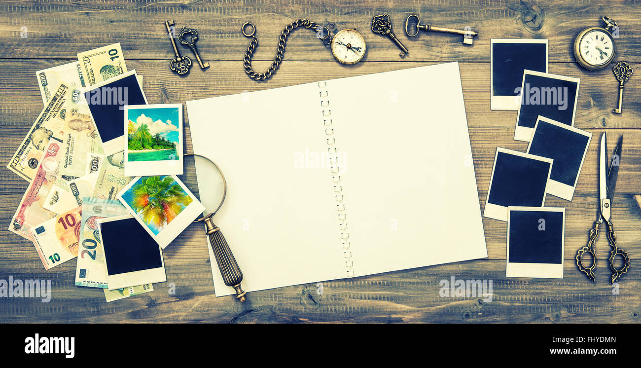 Aprire il libro vuoto, vacanze foto, denaro contante di banconote. In stile retrò tonica foto Foto Stock