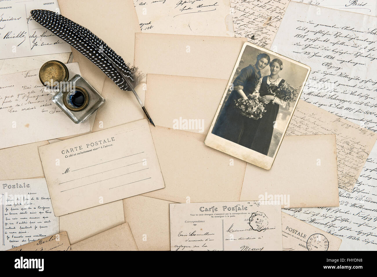 Vintage lettere, cartoline e antichi giù penna. Carta nostalgico sfondo con vecchie foto Foto Stock