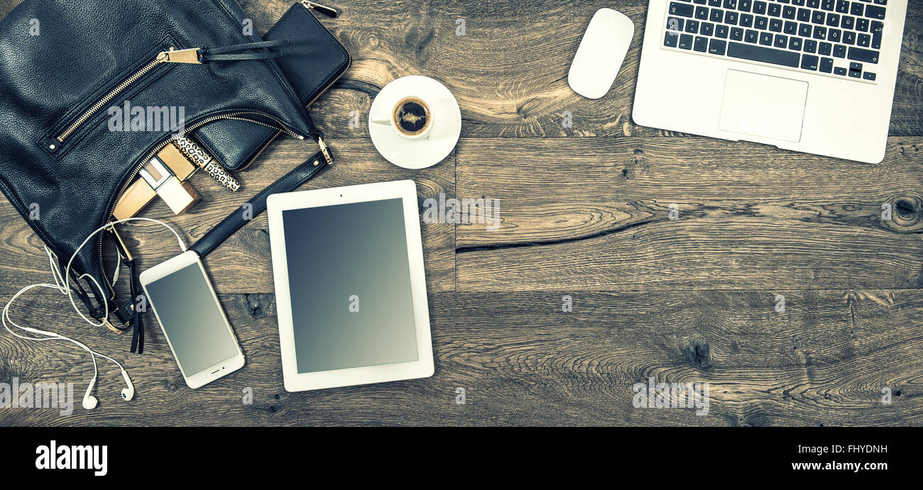 Moda femminile mockup con cosmetici e dispositivi elettronici. In stile vintage tonica foto Foto Stock