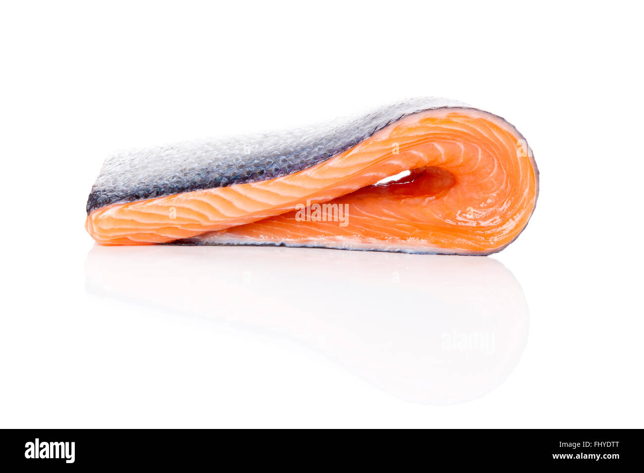 Raw bistecca di salmone isolati su sfondo bianco. Sashimi sushi. Lussuoso pesce sano di mangiare. Foto Stock