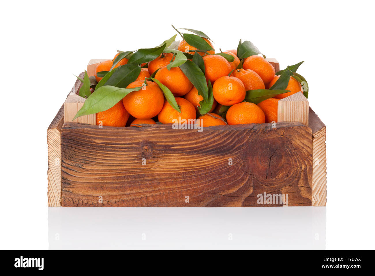 Fresche e mature mandarini con foglie verdi in casse di legno. Organici di mandarini freschi, sani mangiando frutta. Foto Stock