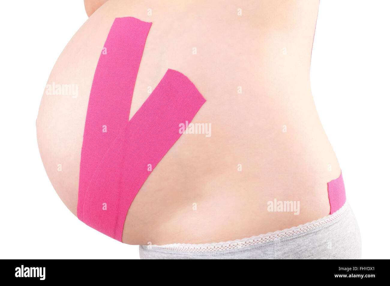 Bella donna incinta con kinesio tape. Mal di schiena in gravidanza, alternativa nastro kinesio terapia. Foto Stock