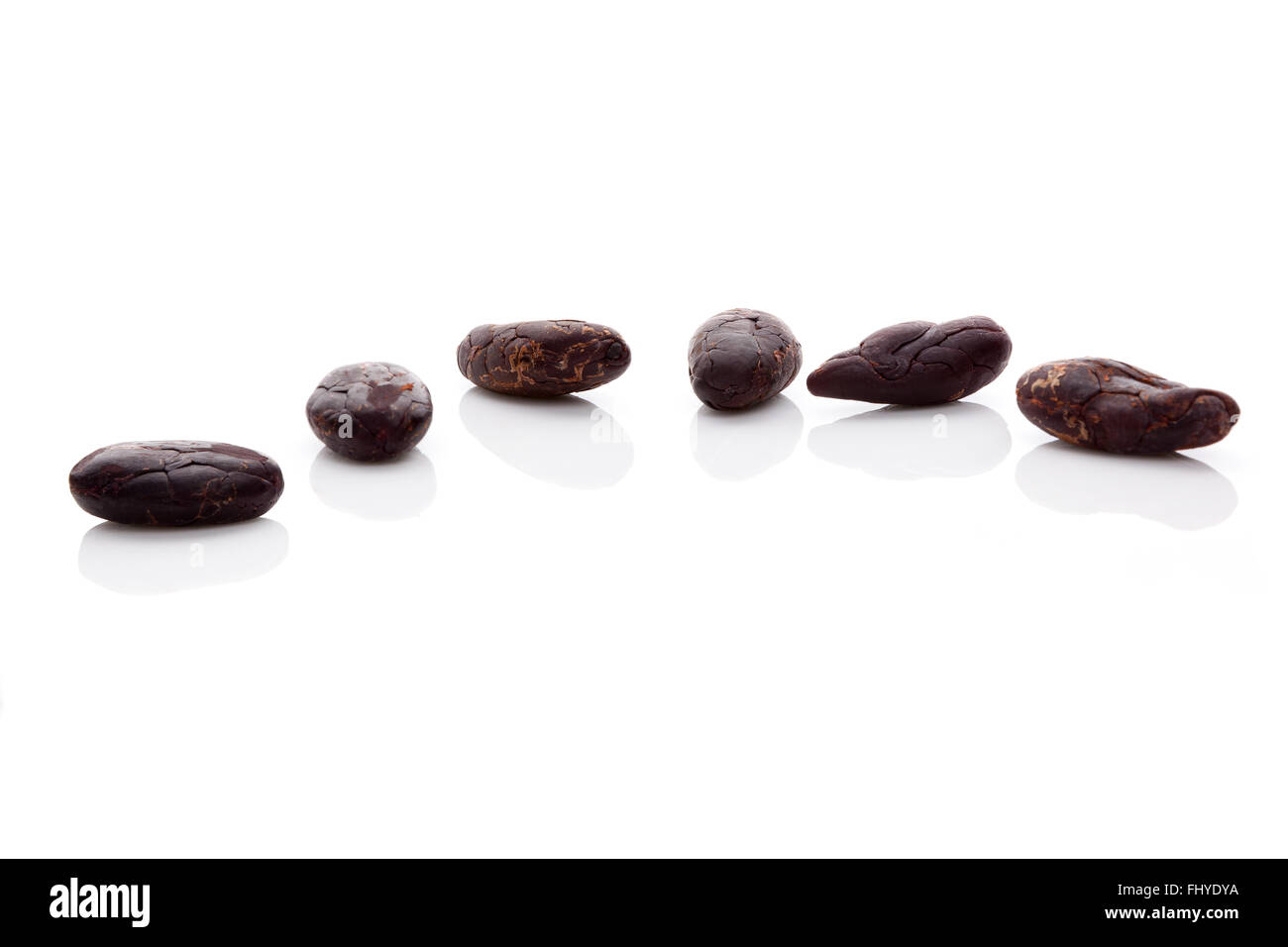 Le fave di cacao isolati su sfondo bianco. Super sani. Foto Stock