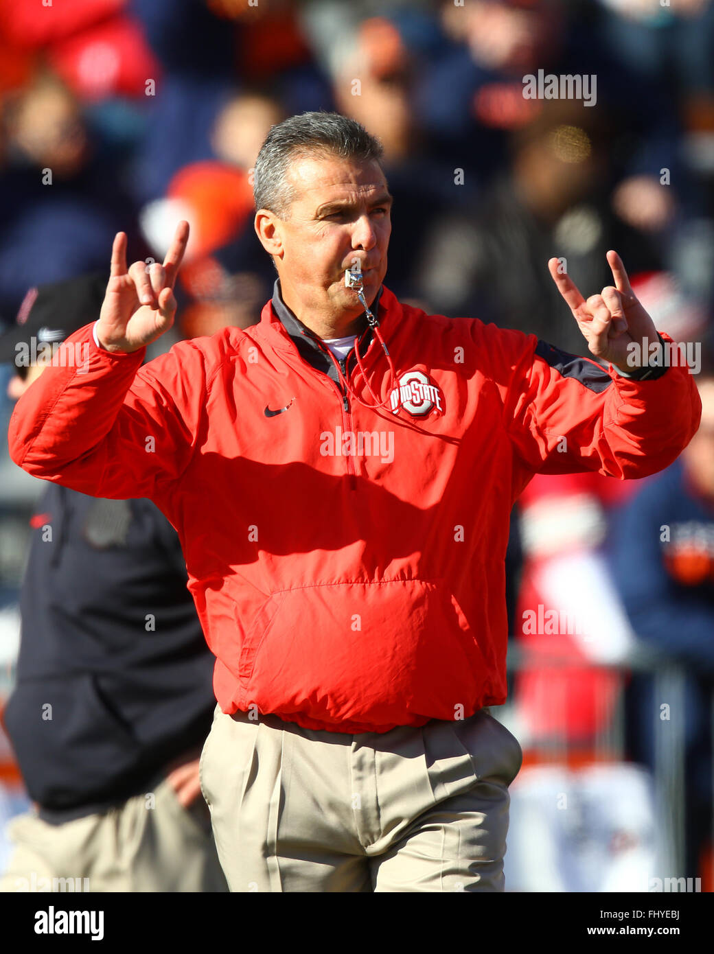 Ohio State Buckeyes head coach Urban Meyer guarda il suo team warm-up prima di un NCAA Football partita contro l'Illinois Fighting Illini presso il Memorial Stadium di champagne, IL. Ohio State ha vinto il gioco 28-3 per migliorare a 10-0 sulla stagione. Credito: Billy Hurst/CSM Foto Stock