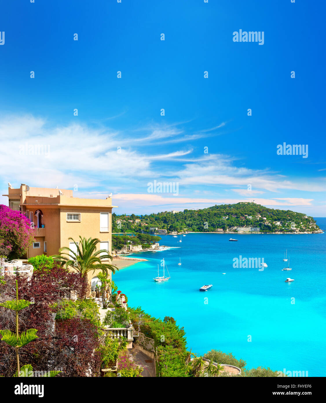 Mare Mediterraneo paesaggio, vista di resort di lusso e Bay, Costa Azzurra, Francia, vicino a Nizza e Monaco Foto Stock