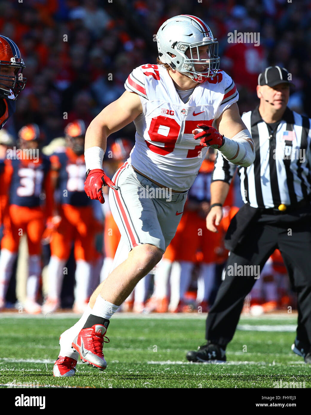 Ohio State Buckeyes defensive lineman Joey Bosa (97) in azione durante un NCAA Football partita contro l'Illinois Fighting Illini presso il Memorial Stadium di champagne, IL. Ohio State ha vinto il gioco 28-3 per migliorare a 10-0 sulla stagione. Credito: Billy Hurst/CSM Foto Stock