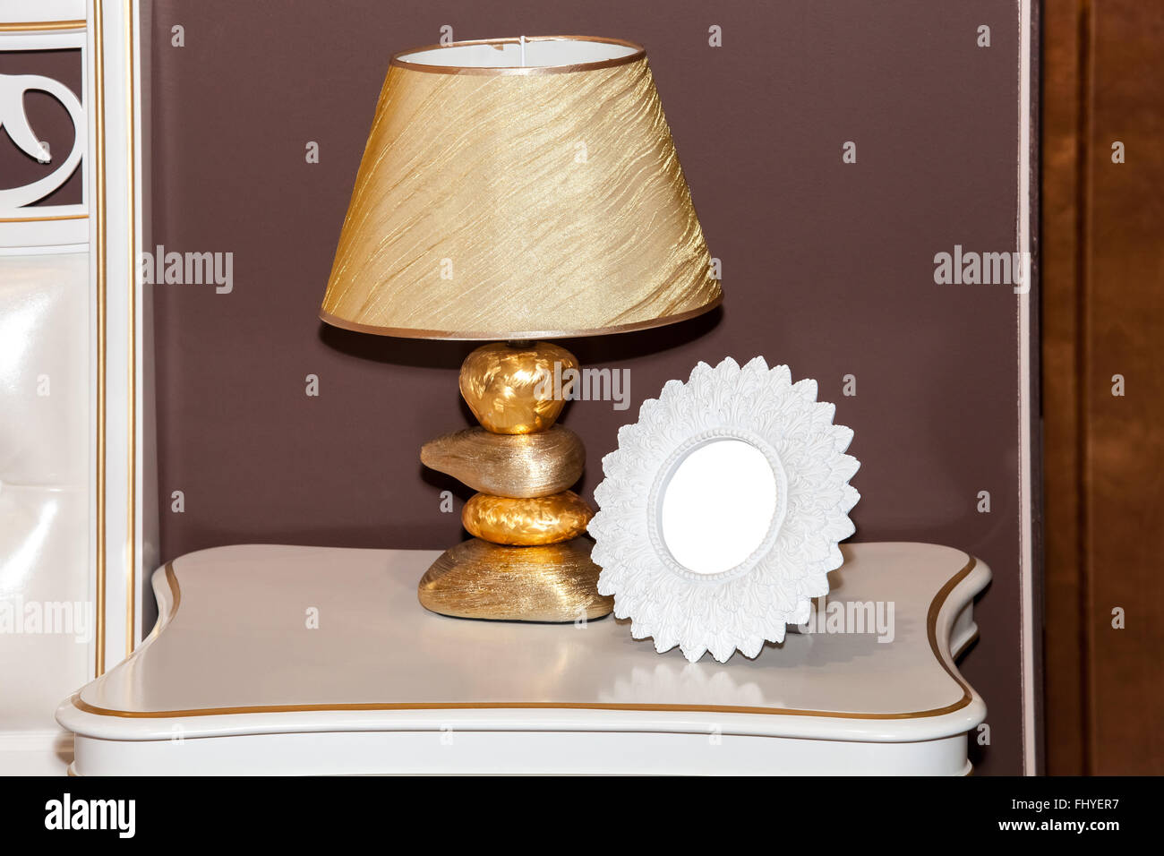 Mockup del tavolo di progettazione lampada con vuoto cornice immagine Foto Stock