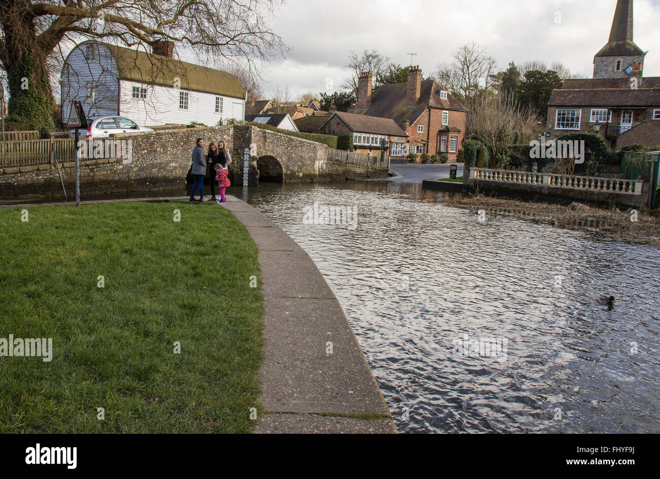 Hump back ponte sopra il fiume Darent in Kentish village di Eynsford Foto Stock