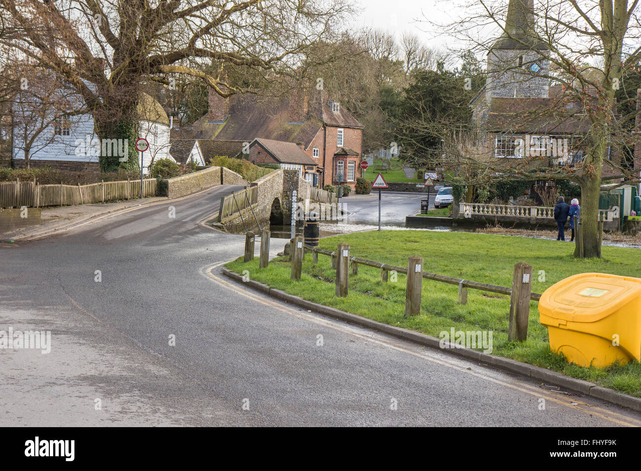 Piccolo ponte stradale sul fiume Darent in Kentish village di Eynsford Foto Stock