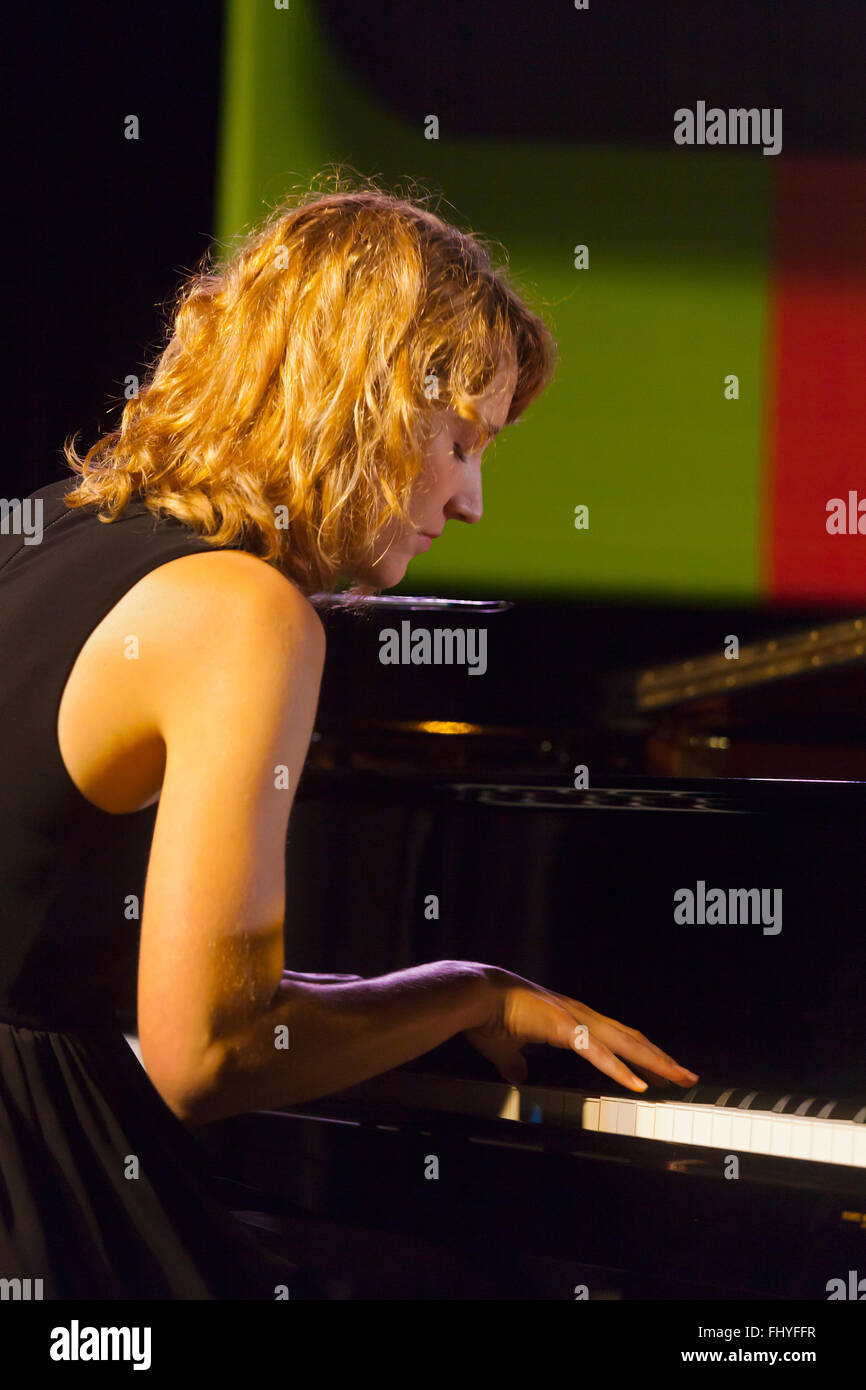 SARAH MCKENZIE e il suo quartetto suona il pianoforte e canta sul palco del giardino al MONTEREY JAZZ FESTIVAL Foto Stock