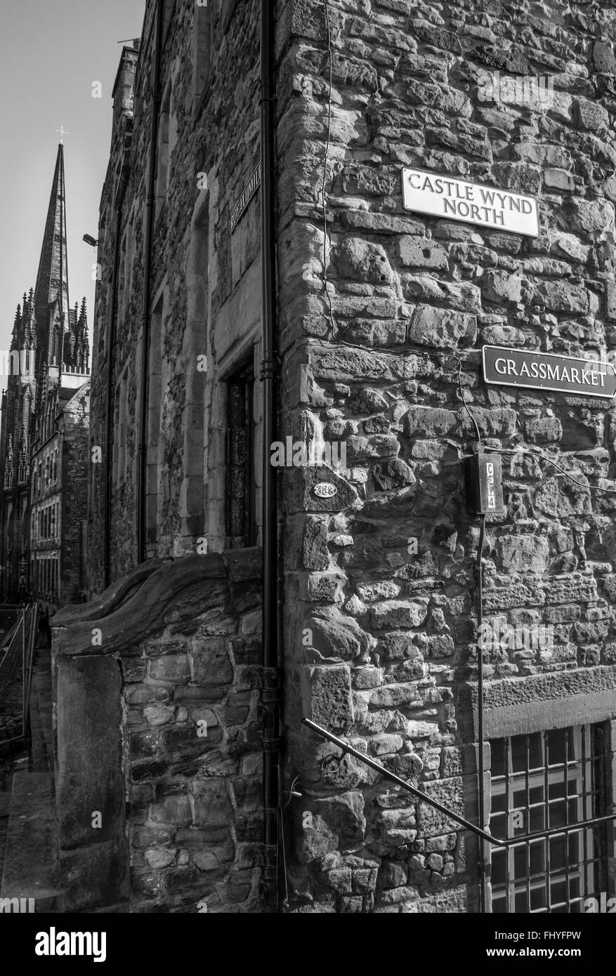 Il Royal Mile corner street. Bianco e nero shot Foto Stock