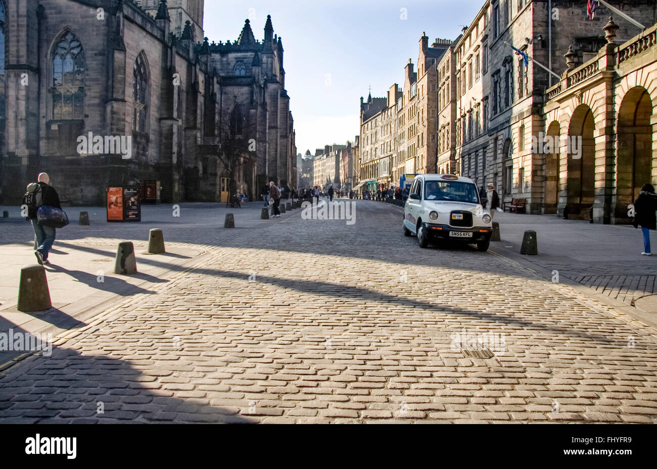 Edimburgo Scozia 4 marzo: Il Royal Mile, arteria principale del centro storico della città di Edimburgo in Scozia. Di Marc Foto Stock