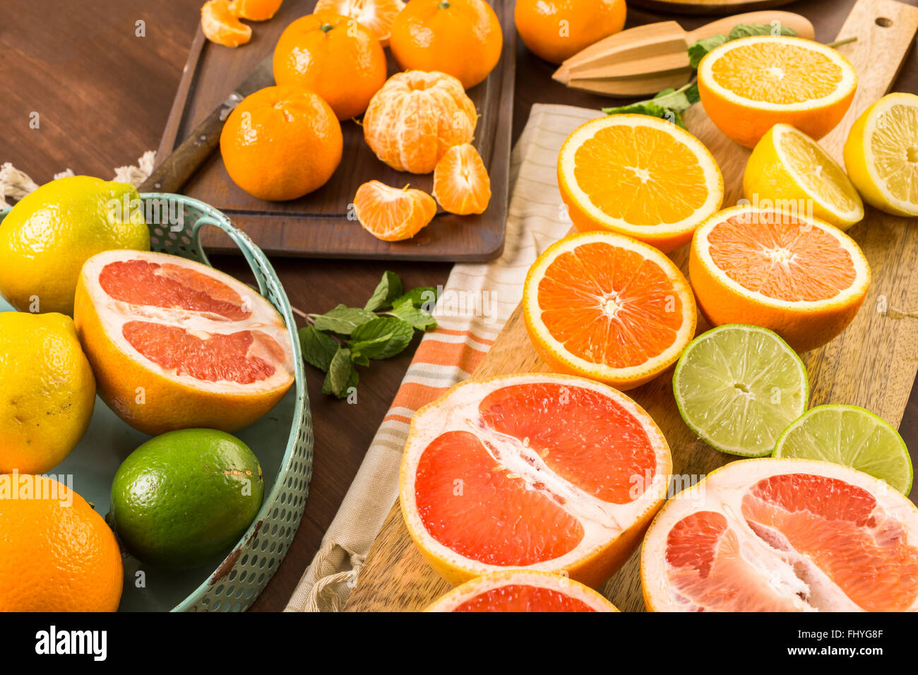 Varietà di agrumi tra cui limoni, linee, pompelmi ed arance. Foto Stock