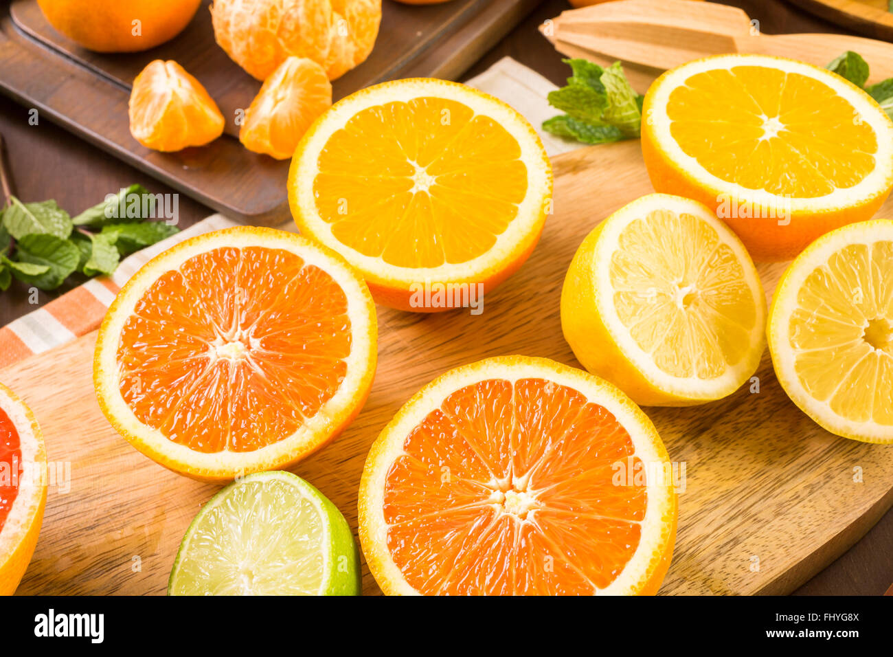 Varietà di agrumi tra cui limoni, linee, pompelmi ed arance. Foto Stock