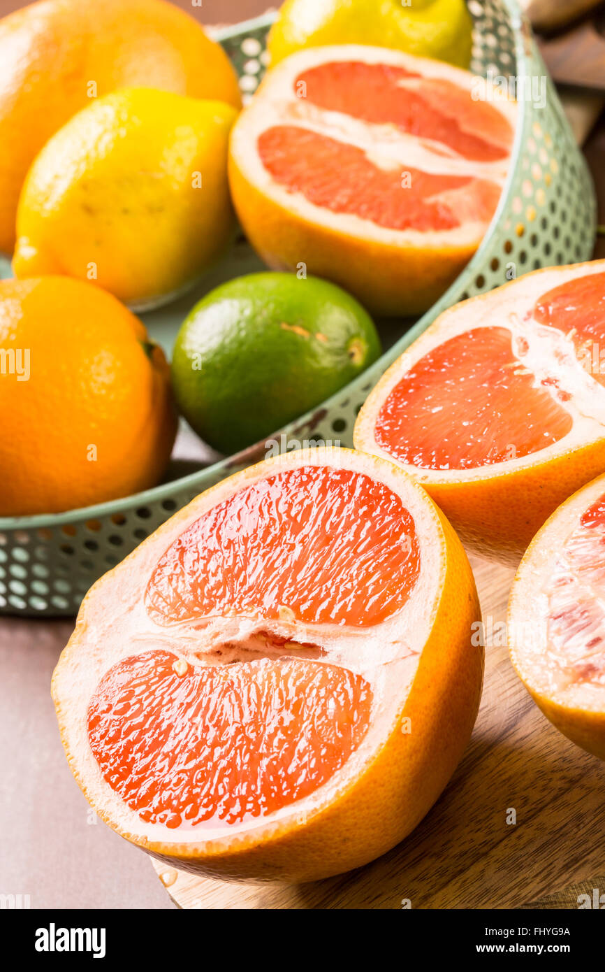 Varietà di agrumi tra cui limoni, linee, pompelmi ed arance. Foto Stock