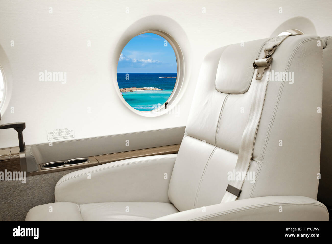 Vista mare e spiaggia nella finestra di aeromobili, business jet volo Foto Stock