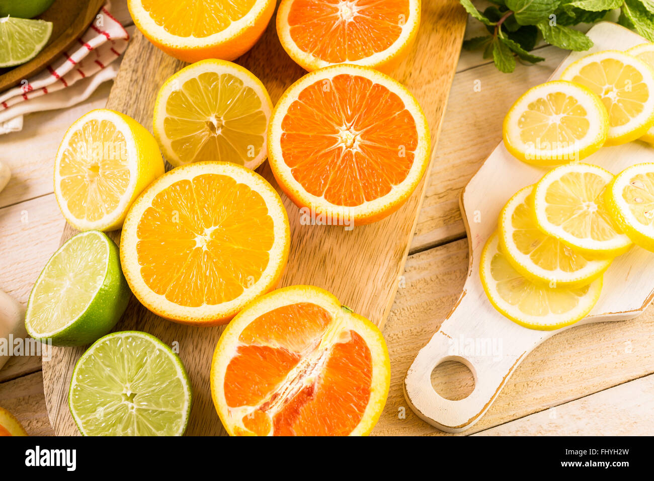 Varietà di agrumi tra cui limoni, linee, pompelmi ed arance. Foto Stock