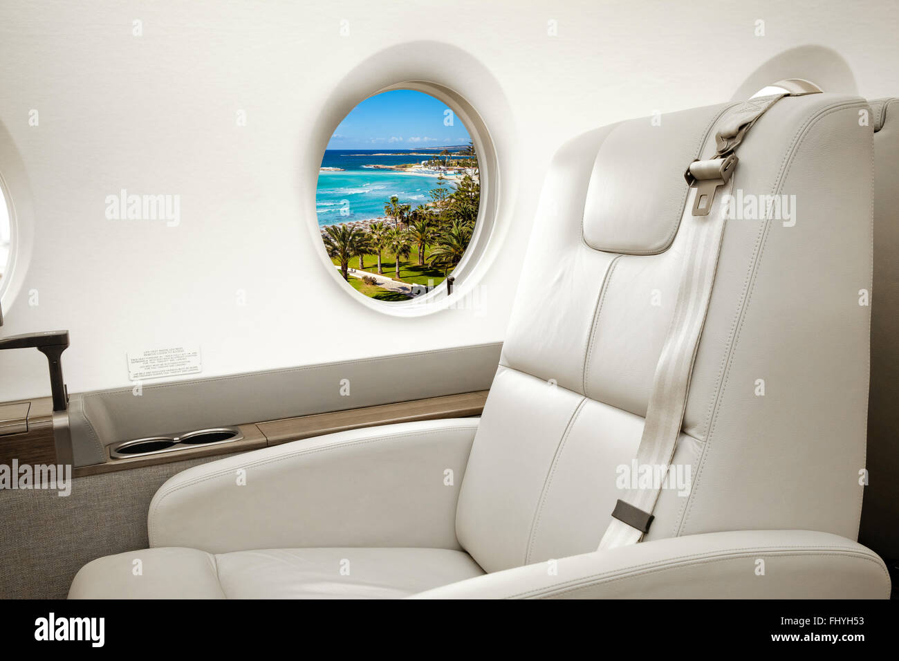 Vista mare e spiaggia nella finestra di aeromobili, business jet volo Foto Stock