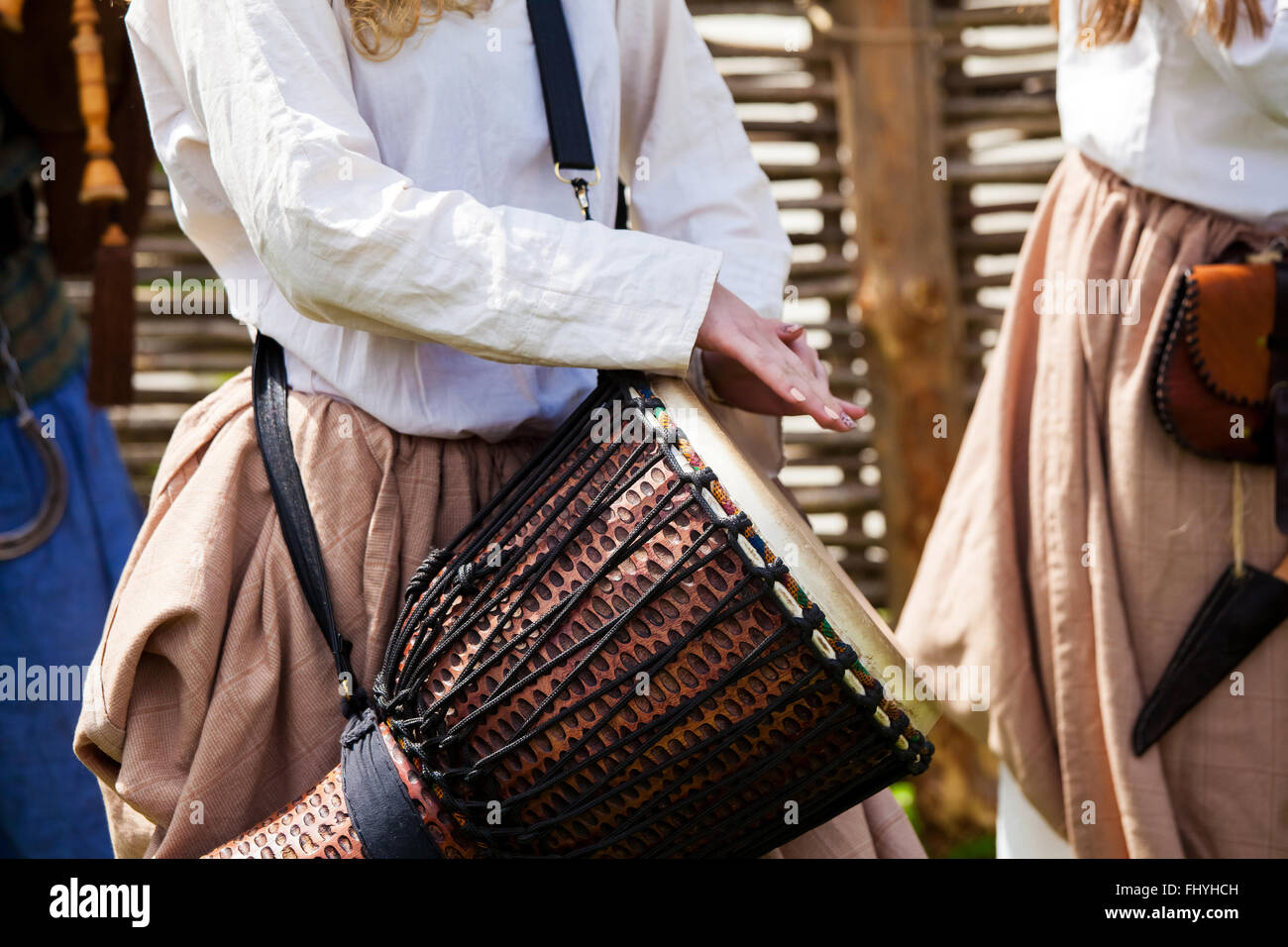 Ragazza che suona la batteria immagini e fotografie stock ad alta