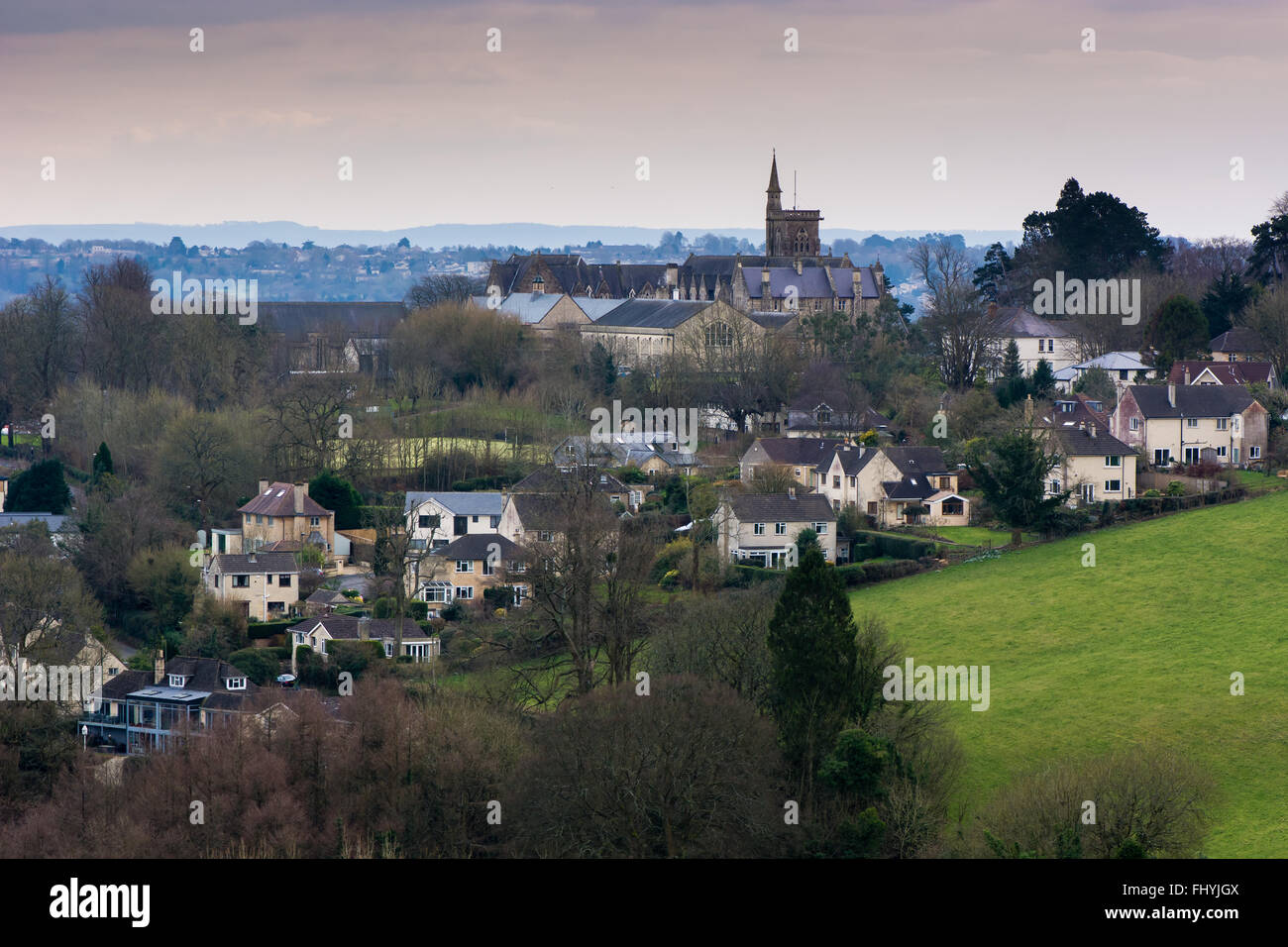 Vista del Nord Est bagno, visto da Charlcombe. Il Royal High School domina un paesaggio residenziale a Bath, Inghilterra Foto Stock