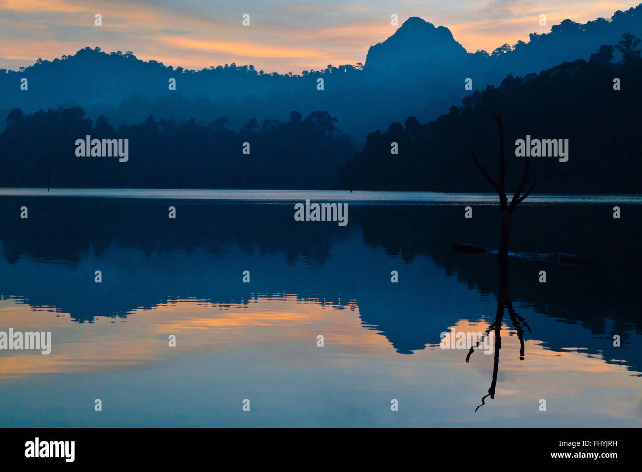 Alba come visto da CHIEW ZATTERA LAN HOUSE su CHEOW EN lago in Khao Sok NATIONAL PARK - Tailandia Foto Stock